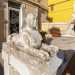 Trovando il cancello aperto riusciamo a raggiungere la scala di accesso vegliata da due statue di sfingi...